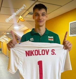 Алекс Николов подкрепи брат си Симеон след победа в първия мач на световното